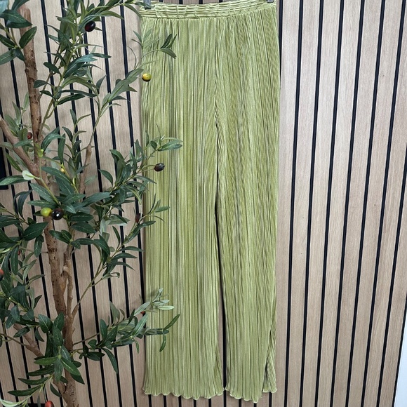 Lime Pleated Halter Top & Wide-Leg Pants Set - 2SAINTS | Size M - Picture 8 of 10